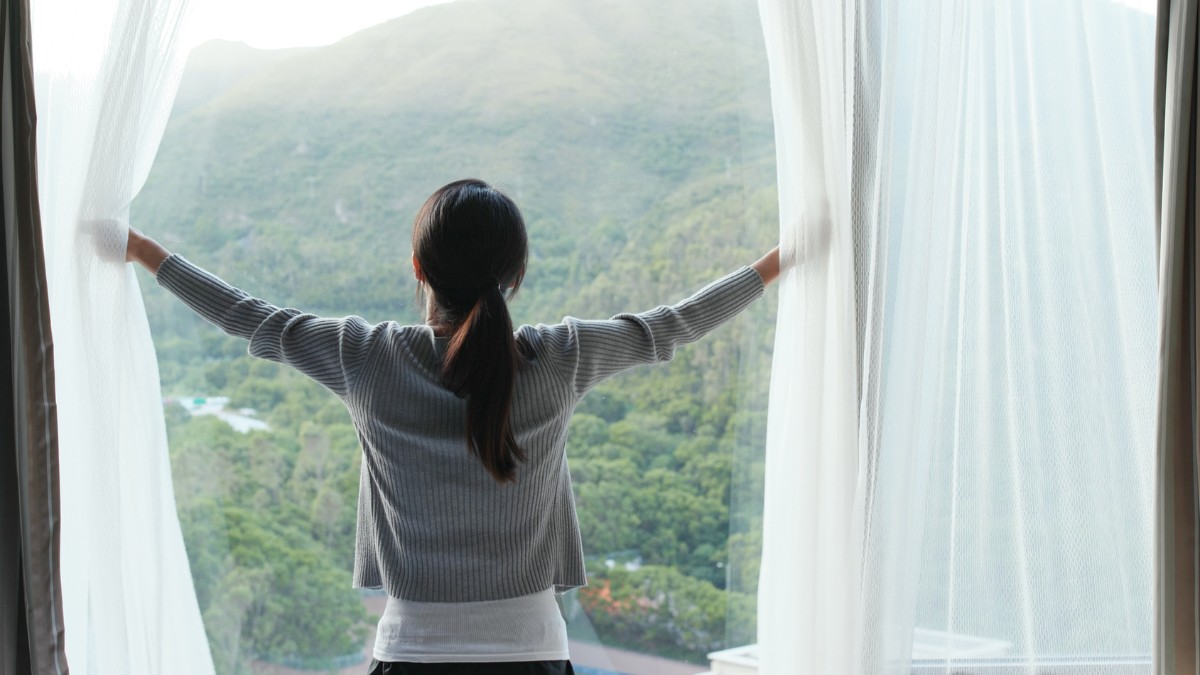 Để tăng cường đối lưu không khí, bạn có thể mở cửa sổ thường xuyên
