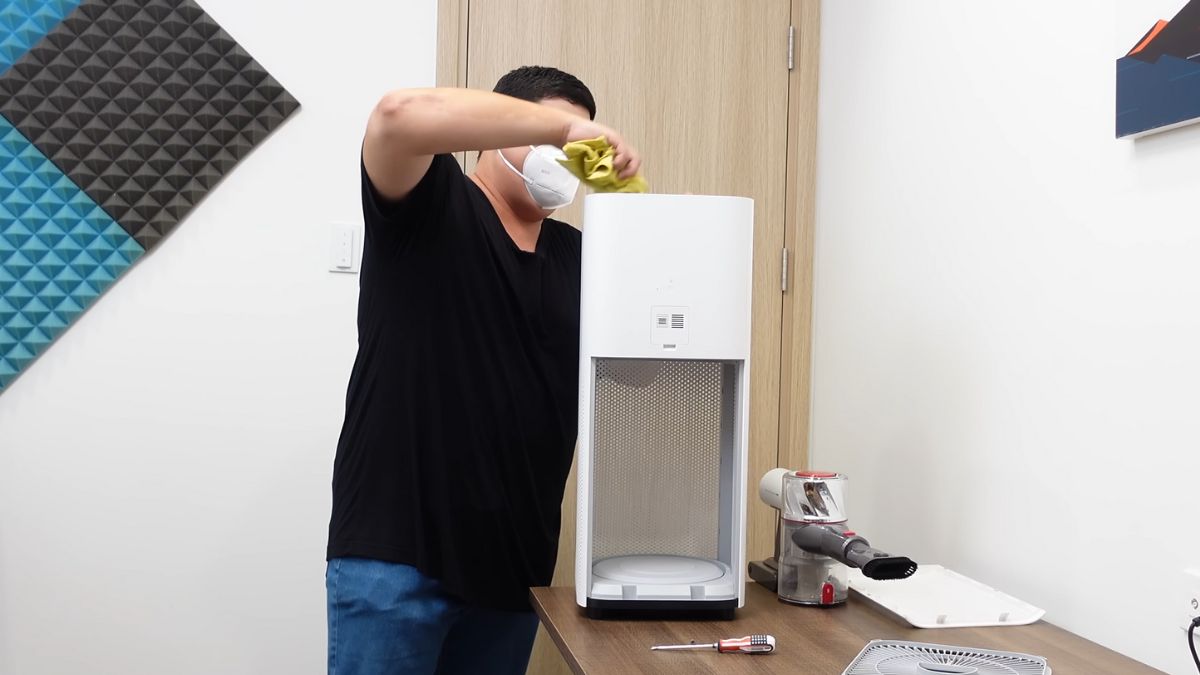Đầu tiên, bạn nên tháo vỏ ngoài của máy lọc không khí 