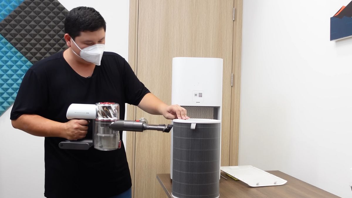 Sau đó vệ sinh sơ bộ lõi lọc không khí Xiaomi