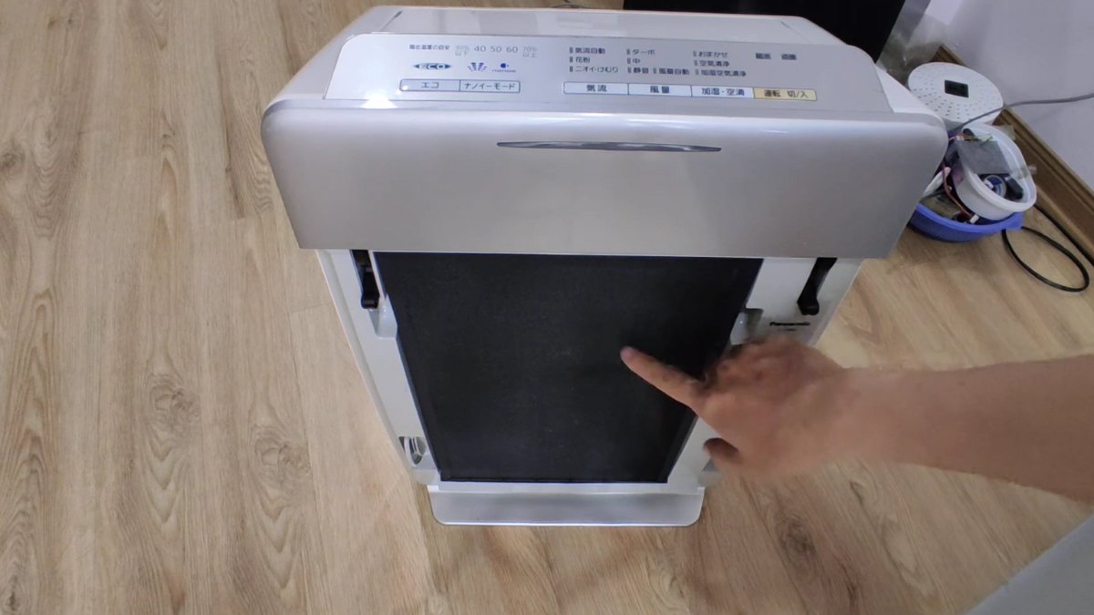 Nếu máy lọc không khí Panasonic báo đèn đỏ liên tục dù không khí trong phòng đã sạch, rất có thể màng lọc bên trong đã bị bẩn hoặc đến hạn cần thay thế