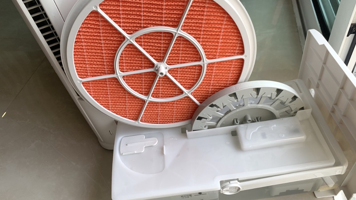 Nhờ kết hợp công nghệ Streamer độc quyền, bộ lọc HEPA và màng than hoạt tính, máy có khả năng loại bỏ bụi mịn PM2.5 hiệu quả