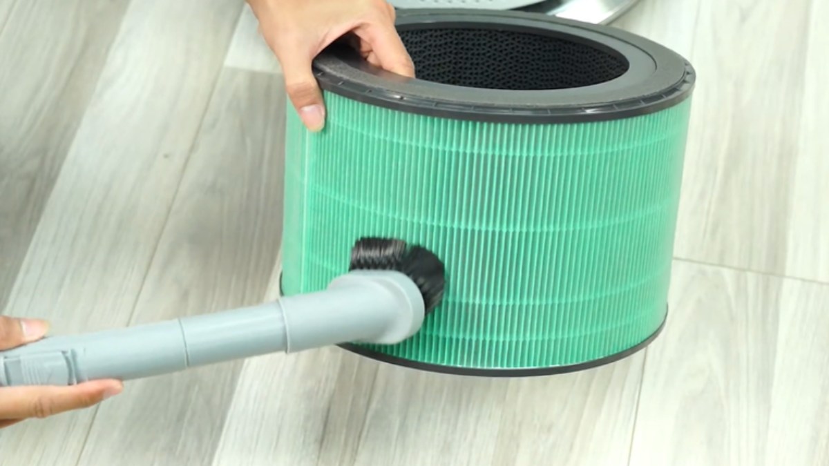 Bạn có thể dùng máy hút bụi cầm tay hút nhẹ mặt trước của màng theo chiều gió để loại bỏ lớp bụi bám trên màn lọc HEPA