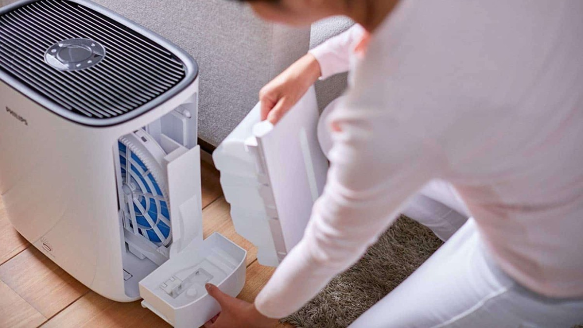 Vệ sinh vỏ ngoài và khe hút khí