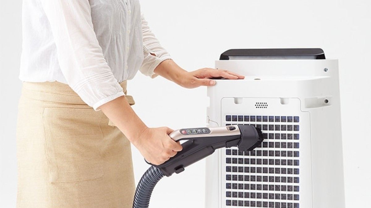 Trước tiên, bạn cần làm sạch phần vỏ và các khe hút gió